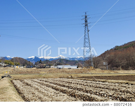 鄉間的輸電塔（長野縣八岳的山景） 88072416