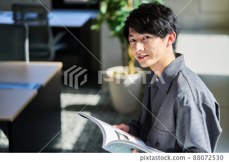 靠窗看書的年輕人 88072530