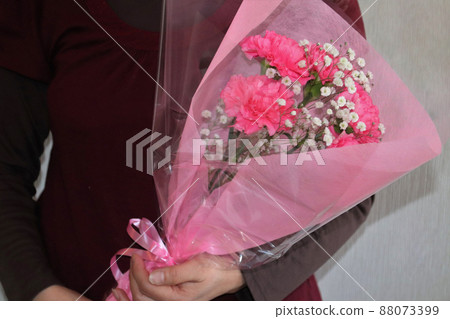 一個拿著花束的女人的母親節圖片 一個拿著花束的女人的母親節圖片 88073399