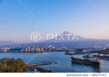 （靜岡縣）田籠浦港、船隻經過和黎明時分的富士山 88074141