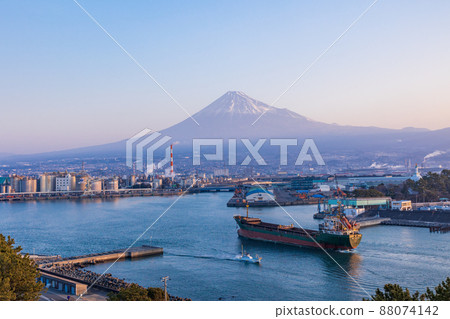 （靜岡縣）田籠浦港、船隻經過和黎明時分的富士山 88074142