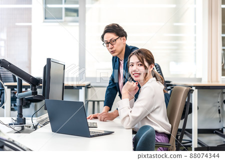 在自由地址辦公室工作的商人和女商人 在自由地址辦公室工作的商人和女商人 88074344