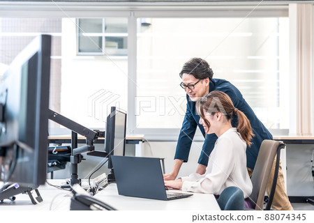 在自由地址辦公室工作的商人和女商人 88074345