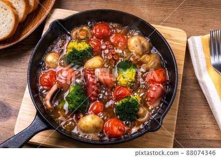 Ahijo用章魚和蘑菇 88074346