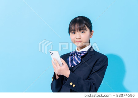 看智能手機的初中女生 88074596