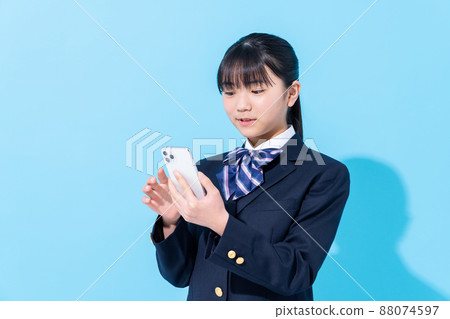 看智能手機的初中女生 88074597