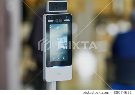Face recognition / body surface temperature measuring device at the entrance of the facility 88074651