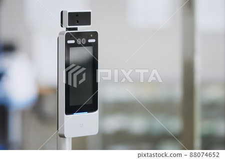 設施入口處的人臉識別/體表溫度測量裝置 設施入口處的人臉識別/體表溫度測量裝置 88074652