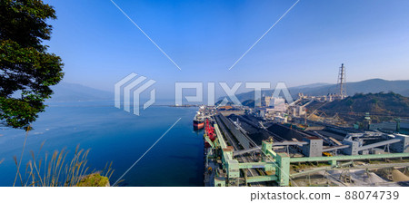 從鶴宮看的金崎城跡、福井縣敦賀市敦賀水泥和敦賀火力發電站 從鶴宮看的金崎城跡、福井縣敦賀市敦賀水泥和敦賀火力發電站 88074739