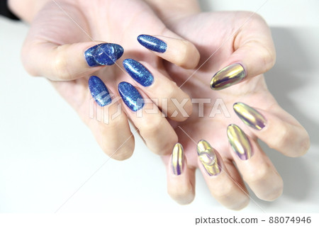 華麗的指甲，閃閃發光的海軍藍指甲和金色的心 88074946