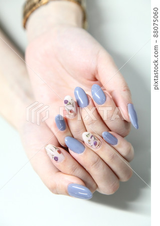 可愛的彈簧指甲，帶有花卉和灰色指甲 88075060