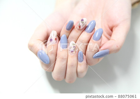 可愛的彈簧指甲,帶有花卉和灰色指甲 可愛的彈簧指甲,帶有花卉和灰色指甲 88075061