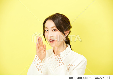時尚年輕美麗的女人 88075081
