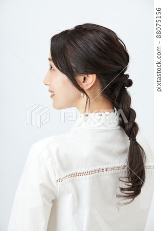 時尚年輕美麗的女人 88075156