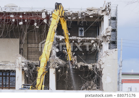 Heavy equipment for dismantling dilapidated public buildings 88075176