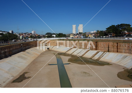 Public flood management system in Sao Paulo city. water detention reservoir Public flood management system in Sao Paulo city. water detention reservoir 88076576