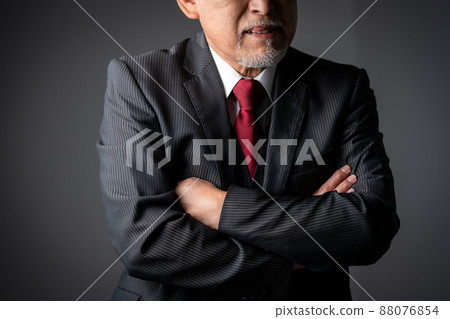 Hands of a senior man with his arms folded 88076854