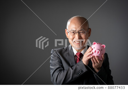 有存錢罐的老人 有存錢罐的老人 88077433