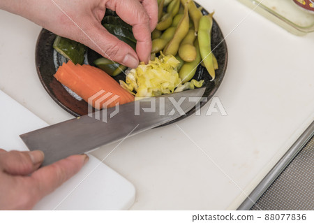 【用刀把做好的米糠泡菜放好】 88077836