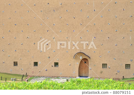 A building with a unique exterior (Tajimi City Mosaic Tile Museum, Tajimi City, Gifu Prefecture) 88079151