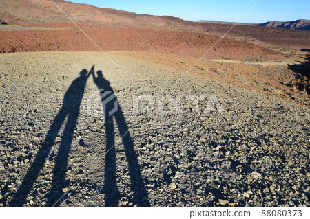 穿過西班牙特內里費島泰德國家公園 穿過西班牙特內里費島泰德國家公園 88080373