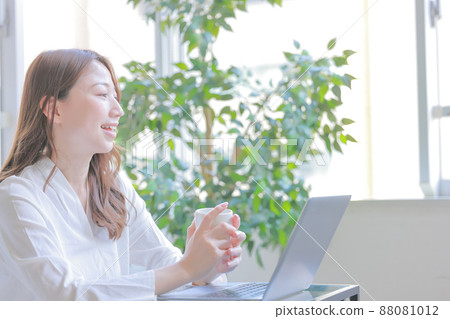 女商人拿著咖啡杯和同事交談 1 女商人拿著咖啡杯和同事交談 1 88081012