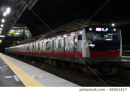 外房線 E233 系列（京葉線通勤快速列車：本田站） 88081817