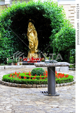 Statue of Madonna 88082154