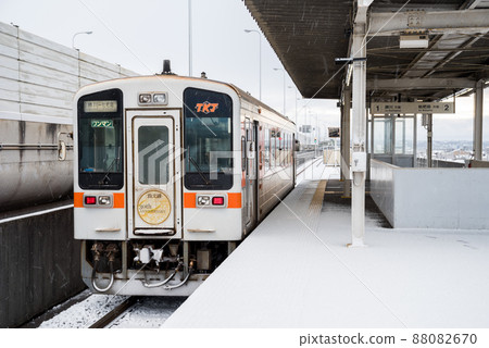 [城北線] 在雪景中停在鮎吉站的電車 88082670