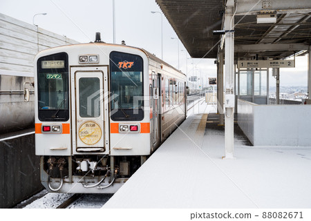 [城北線] 在雪景中停在鮎吉站的電車 88082671