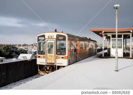 [城北線] 在雪景中停在鮎吉站的電車 88082688