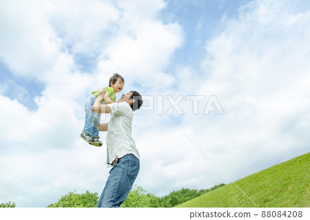 男孩和父親在公園裡玩耍 88084208