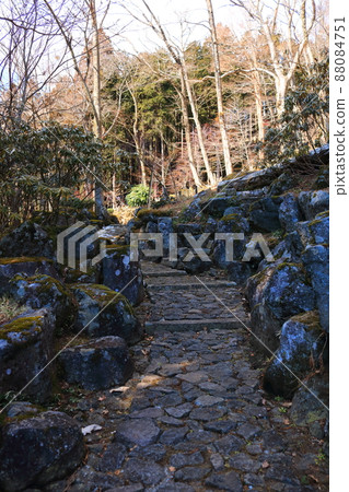 Stone steps on the mountain road of the mountain temple in winter 88084751