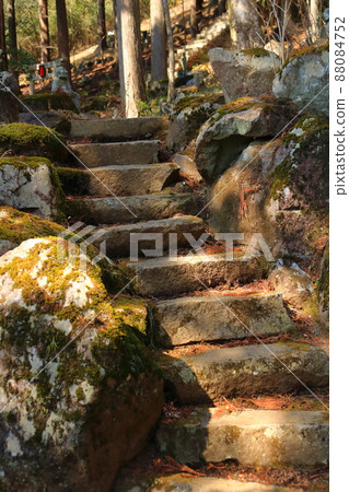 冬季山寺山路上的石階 88084752