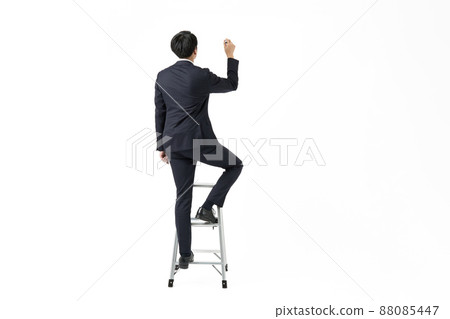 爬梯子和寫作的亞裔商人 爬梯子和寫作的亞裔商人 88085447