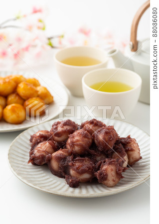 Mitarashi dumplings and thread-cutting dumplings (ankoro mochi) Mitarashi dumplings and thread-cutting dumplings (ankoro mochi) 88086080