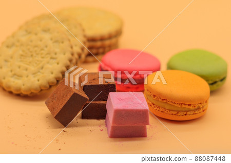 杏仁餅、餅乾和生巧克力 88087448