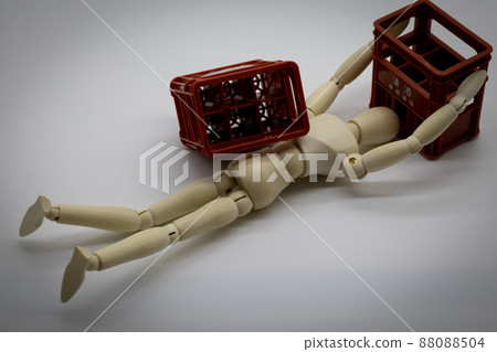 一個酒盒和一個掉落的繪圖娃娃 一個酒盒和一個掉落的繪圖娃娃 88088504