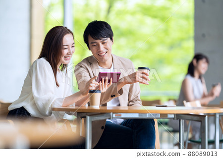 女咖啡館約會情侶情侶 88089013