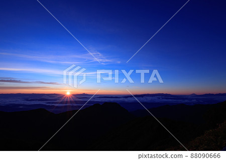 Sunrise seen from Mt. Tsubakuro and Mt. Fuji seen in the distance 88090666
