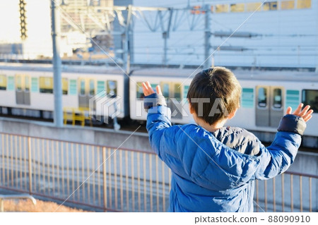 Train waving children 88090910