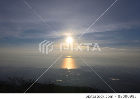 從 Nita Pass No. 2 展望台看到的日出 從 Nita Pass No. 2 展望台看到的日出 88090983
