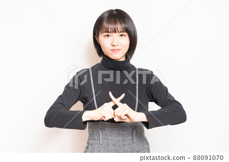 Young girl standing in front of white background and posing NG Young girl standing in front of white background and posing NG 88091070