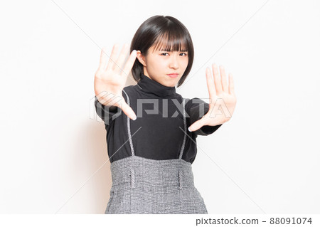 站在白色背景前擺姿勢 NG 的年輕女孩 88091074