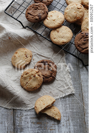 Chocolate chip and nut cookie Chocolate chip and nut cookie 88091267