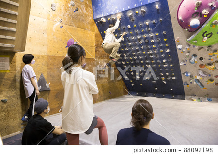 Bouldering image Climbers who challenge the challenges of the moonboard Bouldering image Climbers who challenge the challenges of the moonboard 88092198