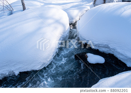 冰凍的水邊 88092201