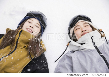 雪地裡躺在滑雪場上的滑雪女孩 88092561