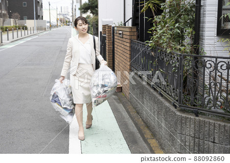 上班前倒垃圾的女人 88092860