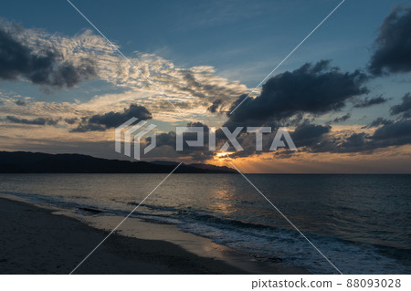 在Ohama海灘公園的日落 88093028